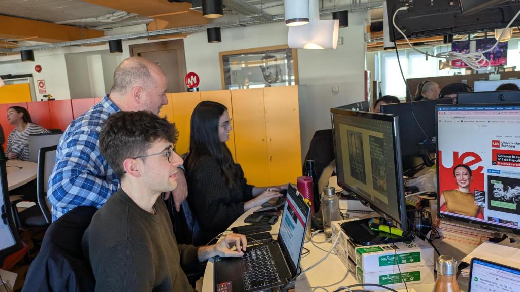 Javier Corcuera trabajando con el equipo de redes sociales de EL ESPAÑOL.
