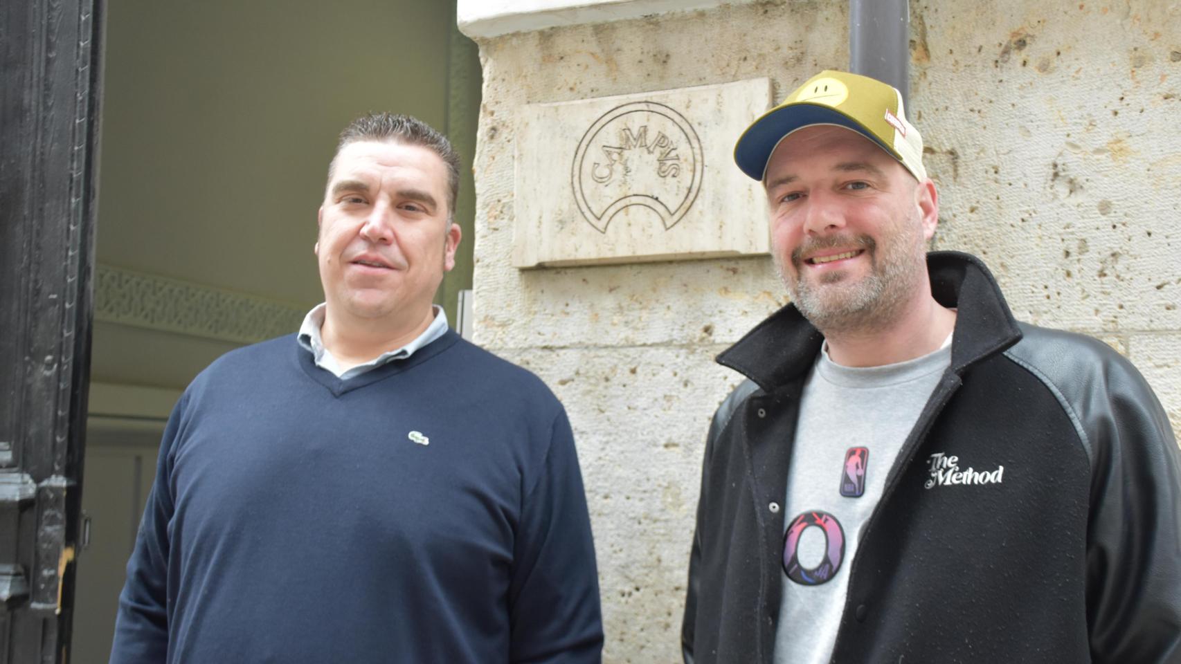 Jorge Montes (Pipo) y Eduardo Aguado (Preco) posan en la puerta de la antigua discoteca Campus.