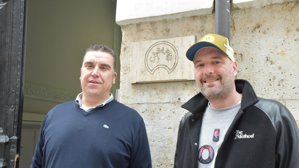 Jorge Montes (Pipo) y Eduardo Aguado (Preco) posan en la puerta de la antigua discoteca Campus.