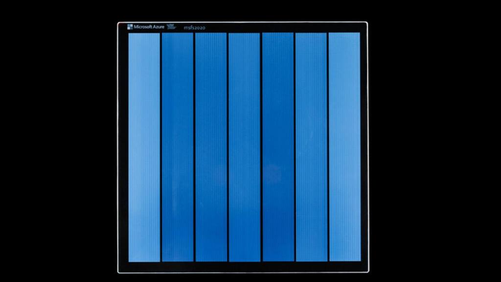 Fragmento de cristal con datos escritos.