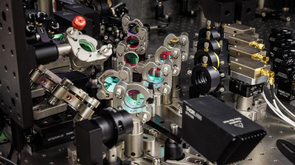 Primer plano del escritor que muestra la codificación de datos multihaz de alta velocidad en pulsos láser.