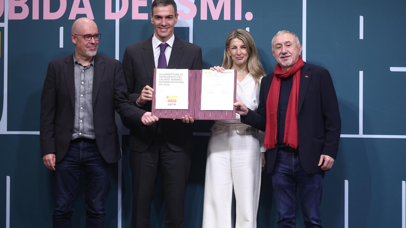 El secretario general de CCOO, Unai Sordo; el presidente del Gobierno, Pedro Sánchez; la vicepresidenta segunda y ministra de Trabajo y Economía Social, Yolanda Díaz, y el secretario general de UGT, Pepe Álvarez, durante la firma del SMI.