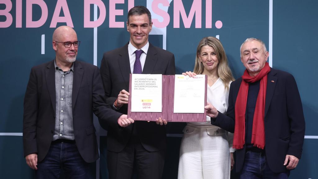 El secretario general de CCOO, Unai Sordo; el presidente del Gobierno, Pedro Sánchez; la vicepresidenta segunda y ministra de Trabajo y Economía Social, Yolanda Díaz, y el secretario general de UGT, Pepe Álvarez, durante la firma del SMI.