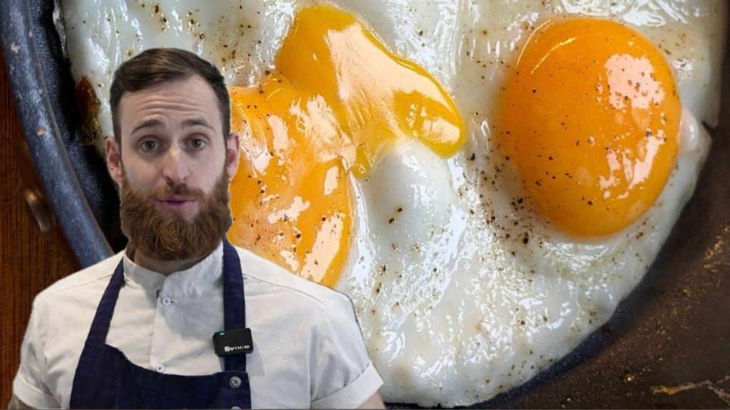Alfredo Vozmediano junto a unos huevos fritos.