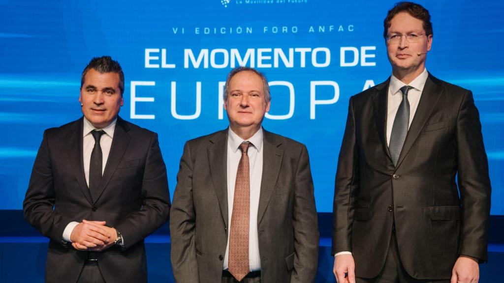 De izquierda a derecha: Josep María Recasens, presidente de Anfac, Jordi Hereu, ministro de Industria, y Ola Källenius, presidente de Acea