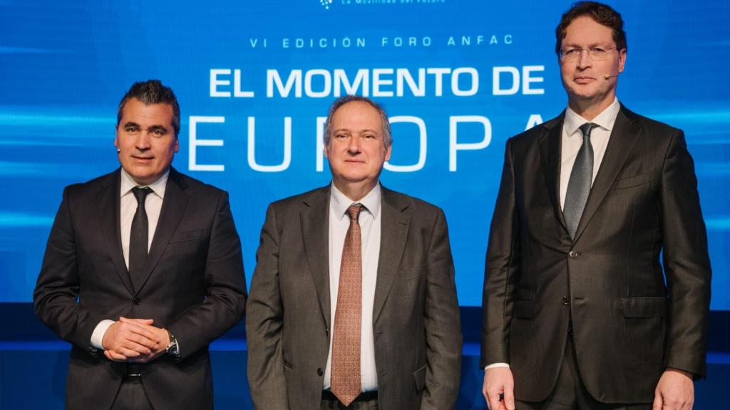 De izquierda a derecha: Josep María Recasens, presidente de Anfac, Jordi Hereu, ministro de Industria, y Ola Källenius, presidente de Acea