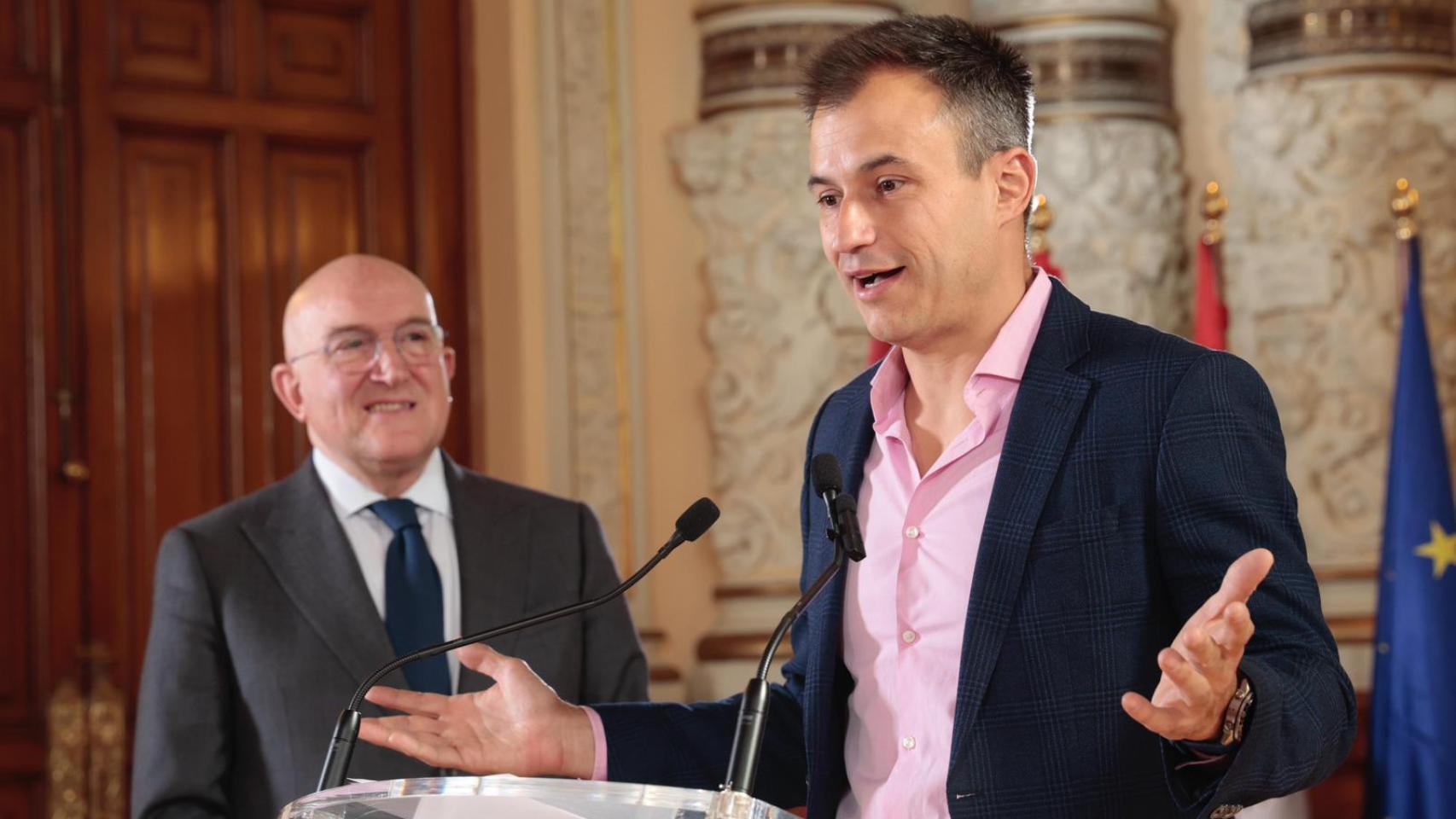 Alberto Gutiérrez, fundador de Civitatis, junto a Jesús Julio Carnero este jueves en Valladolid