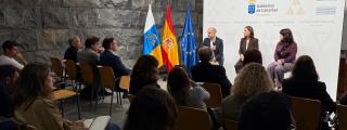 La consejera Migdalia Machín, en el centro del escenario, presenta la propuesta canaria.