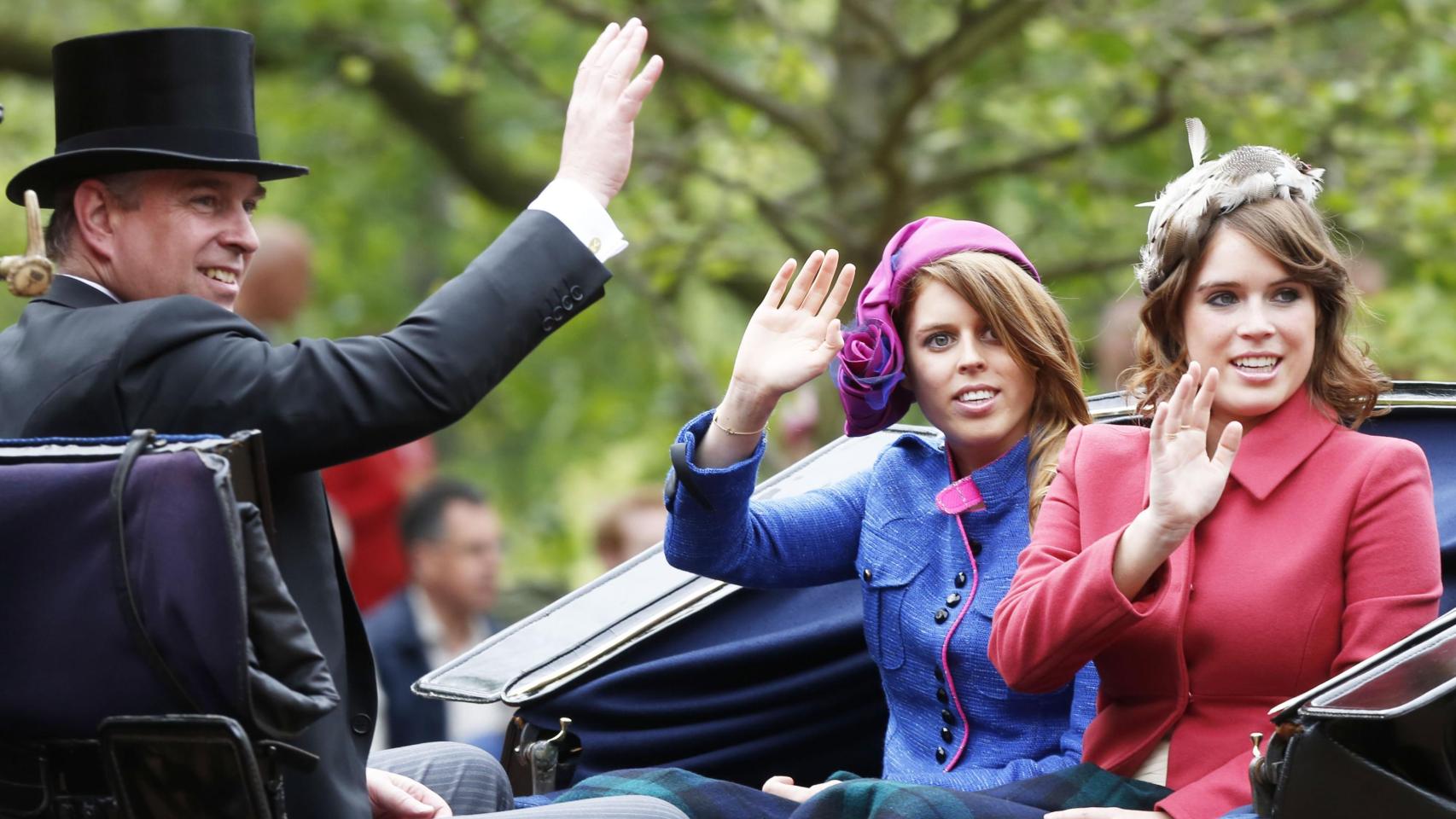 Eugenia y Beatriz de York junto a su padre, Andrés Mountbatten-Windsor, en una imagen de 2012.