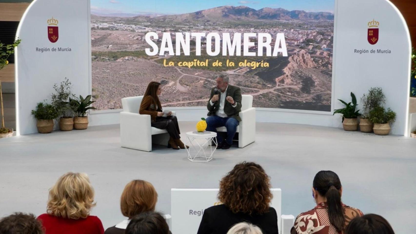 El alcalde de Santomera, Víctor Martínez, conversa con una representante de la Región de Murcia en el stand de FITUR 2026, bajo el lema Capital de la Alegría. Ayuntamiento de Santomera
