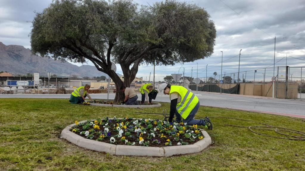 Empleados del municipio de Santomera en sus labores profesionales. Ayuntamiento de Santomera