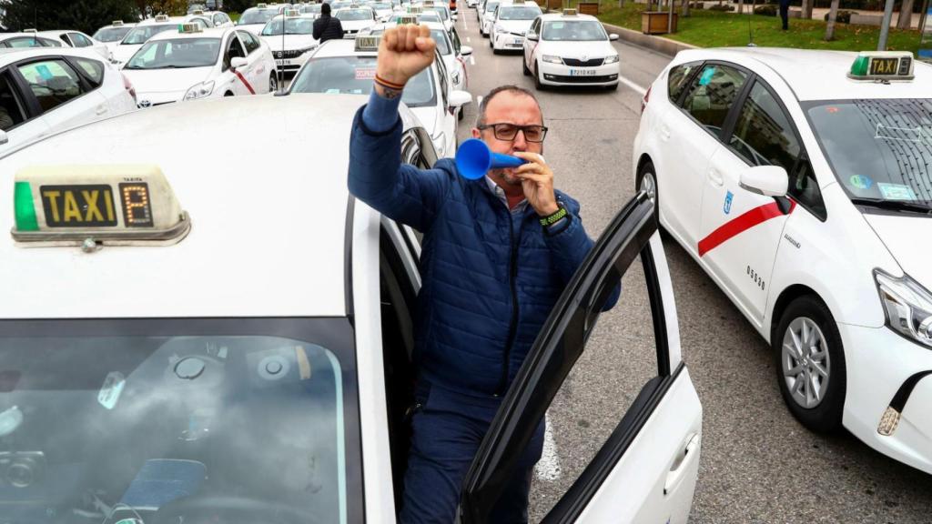 Un taxista muy cabreado durante una protesta en Madrid.