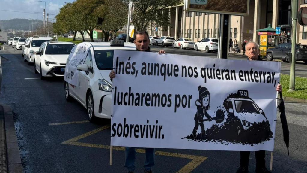 Taxistas de A Coruña marchan por el centro de la ciudad contra los VTC.