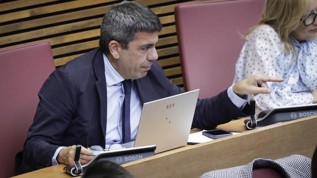 El expresidente de la Generalitat Carlos Mazón, en su escaño de Les Corts este miércoles. José Cuéllar / Corts