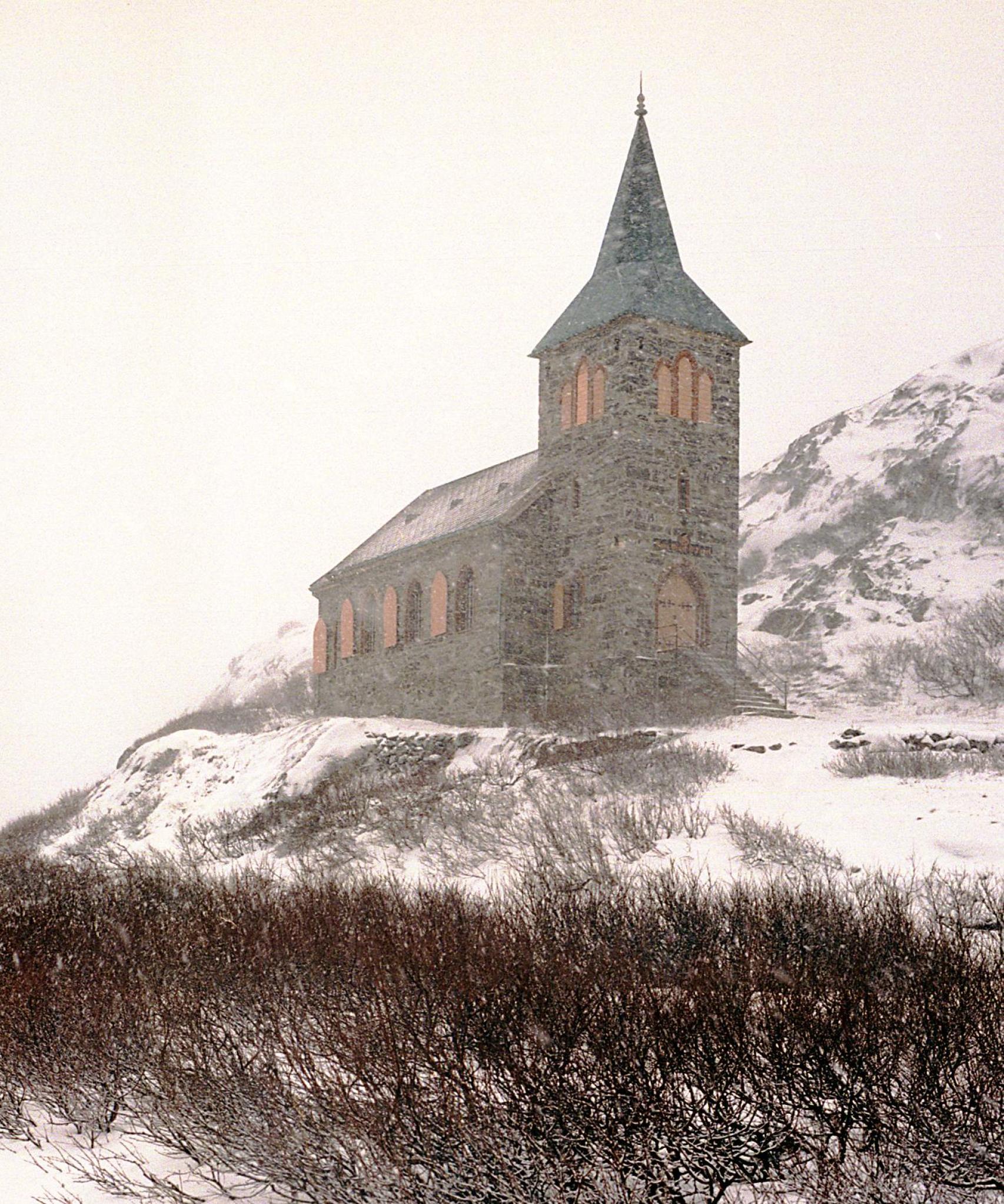 La iglesia de Kirkenes cubiera de hielo.