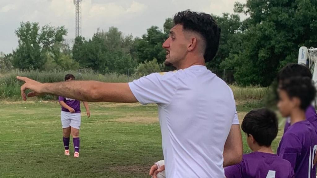 Javi dando indicaciones a sus chicos en un partido.