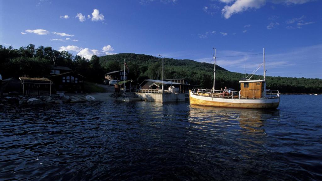 Un barco cerca de la costa de Kirkenes.