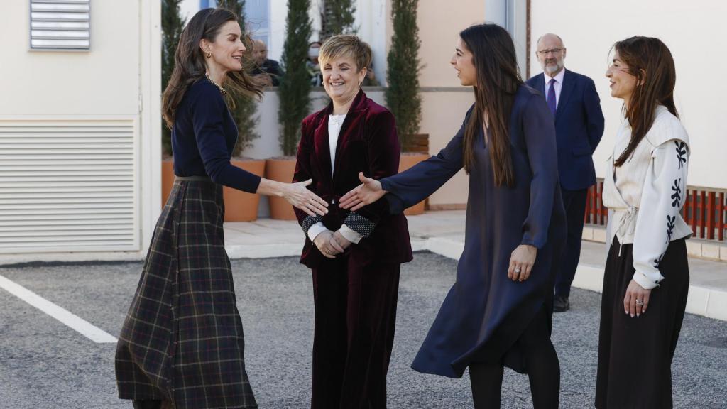 La Reina llega a las instalaciones de la marca alicantina.