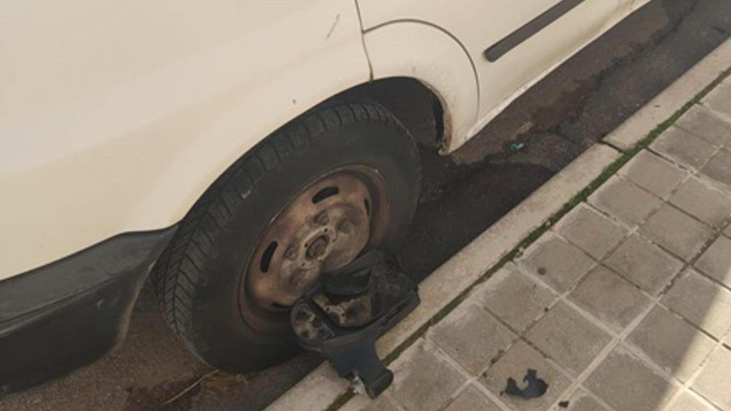 Uno de los vehículos vandalizados.