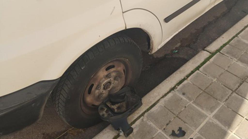 Uno de los vehículos vandalizados.