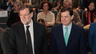 El expresidente del Gobierno Mariano Rajoy y el presidente de la Junta y candidato del PP a la reelección, Alfonso Fernández Mañueco, este jueves en Arroyo de la Encomienda