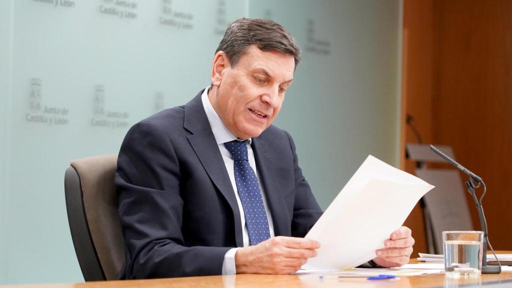 El consejero de Economía y Hacienda y portavoz, Carlos Fernández Carriedo, comparece en rueda de prensa posterior al Consejo de Gobierno.