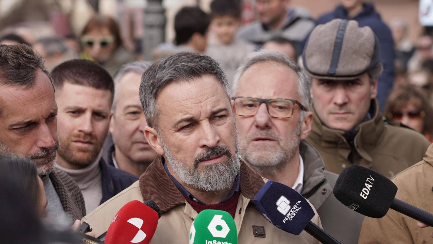 Abascal:  El burka que se lo pongan Patxi López, Pedro Sánchez y todas las ministras del Gobierno si se dejan 