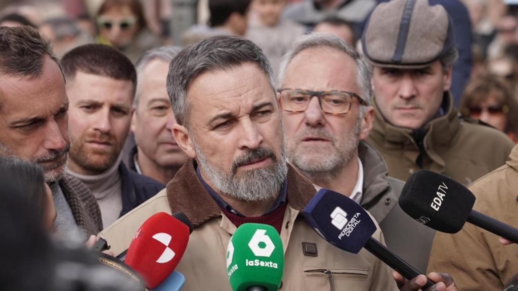 El presidente de Vox, Santiago Abascal, durante su intervención ante los medios de comunicación en el municipio vallisoletano de Peñafiel, este jueves