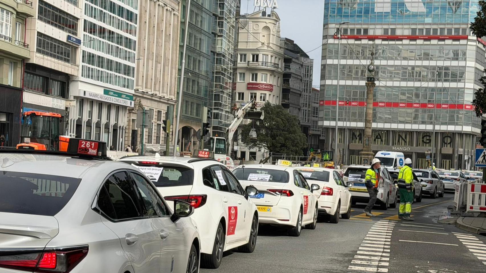 Taxistas en su recorrido de protesta por A Coruña contra los VTC