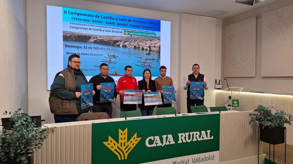 Presentación con el cartel en la mano de los protagonistas.