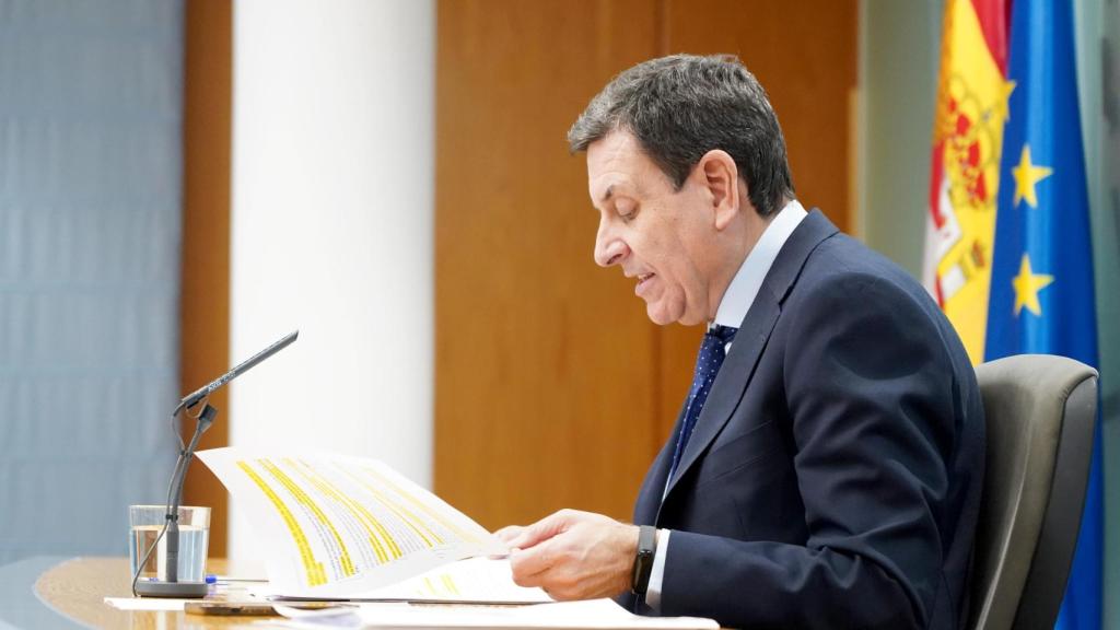 El consejero de Economía y Hacienda y portavoz, Carlos Fernández Carriedo, comparece en rueda de prensa posterior al Consejo de Gobierno.