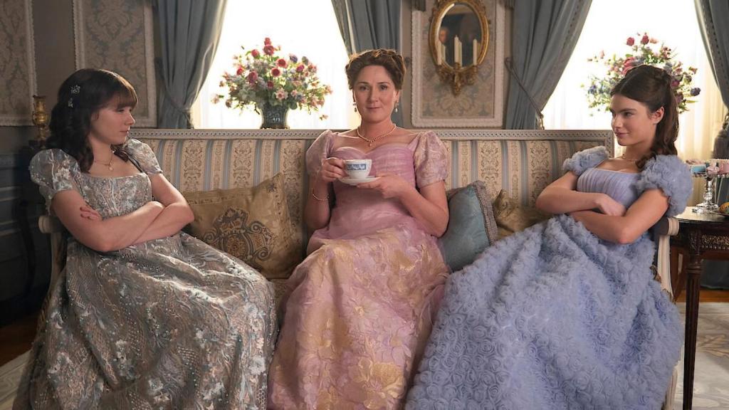 Violet Bridgerton junto a sus hijas Eloise y Hyacinth.