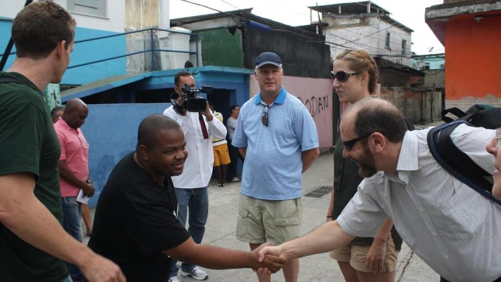 Lawry Trevor, consultor del Banco Mundial, colabora con Feijão, exjefe del tráfico y líder comunitario en la Favela Vigário Geral, Río