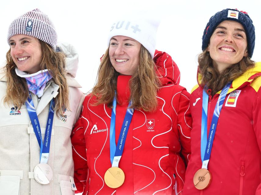 Ana Alonso, a la derecha, con el bronce olímpico colgado del cuello