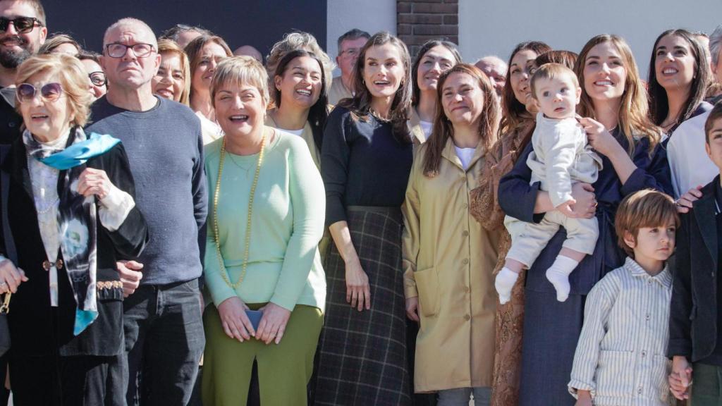 Foto de familia de empleados y responsables de la firma Pedro García y la reina Letizia.
