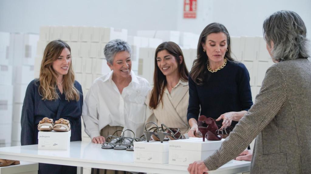 La reina contempla varios modelos de sandalias de Pedro García.