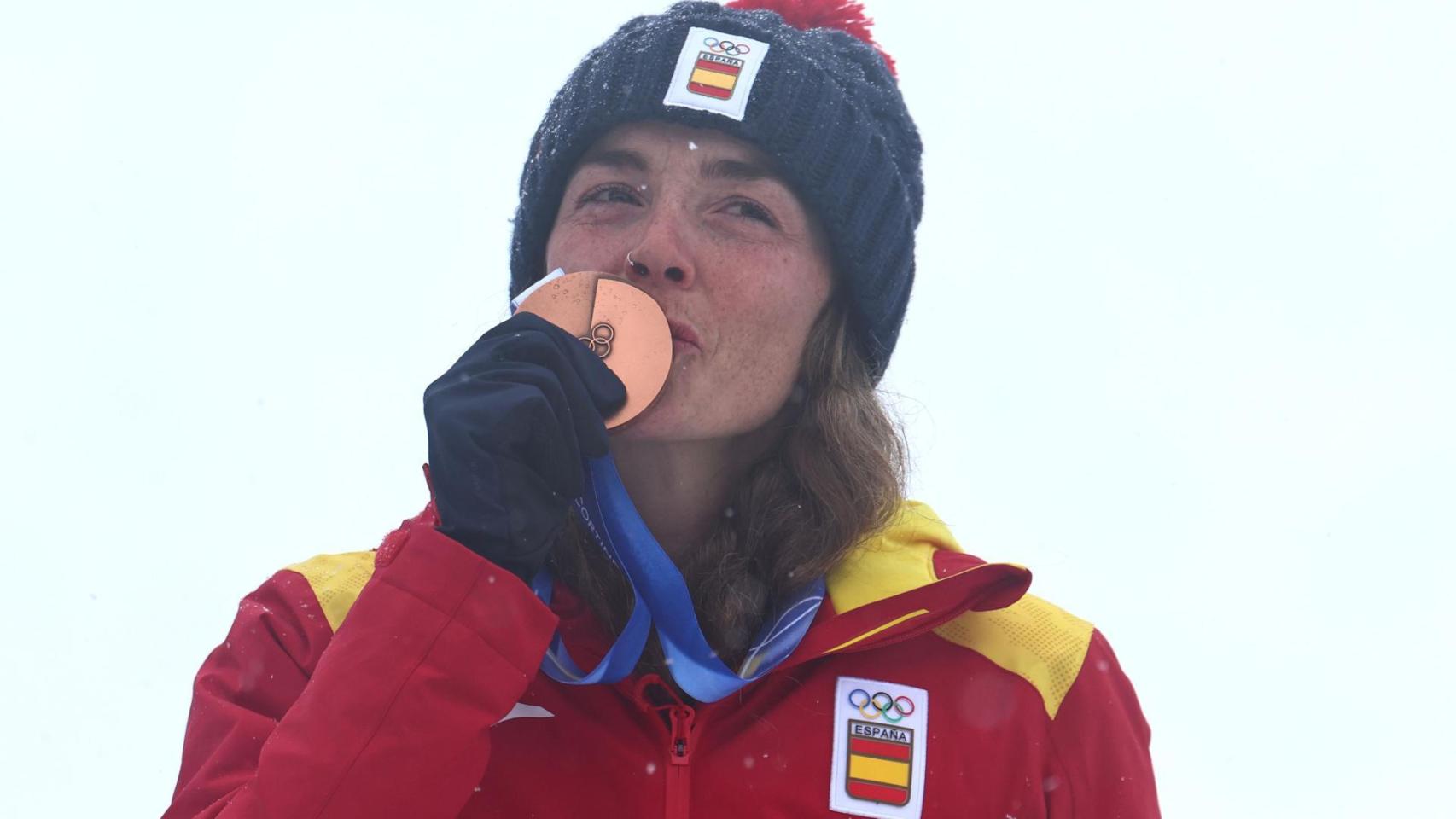 Ana Alonso besa su medalla de bronce conquista en los JJOO de Invierno