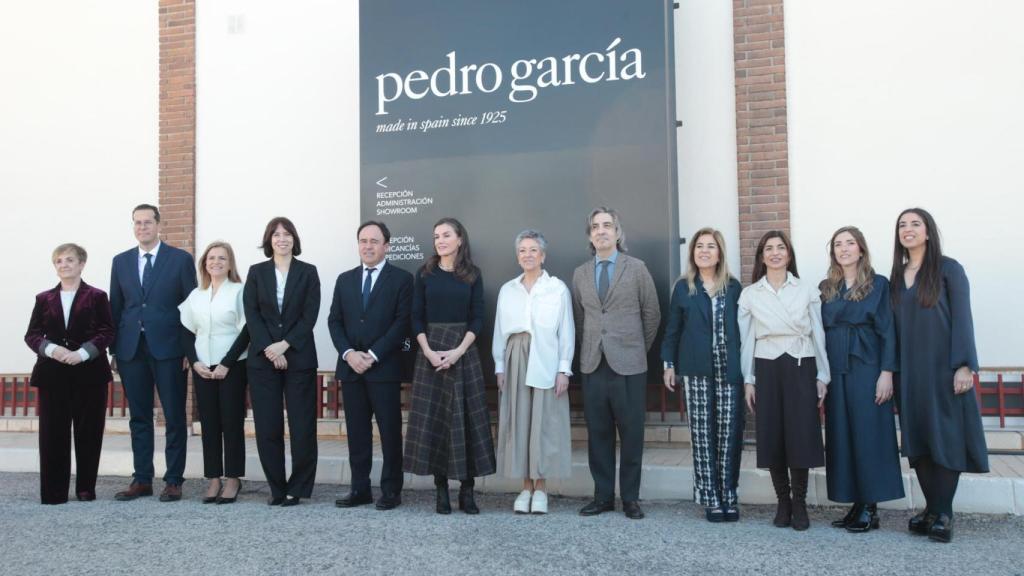 La reina Letizia posa con los responsables de la firma y autoridades autonómicas y municipales, entre ellos el president de la Generalitat, Juanfran Pérez-Llorca y el alcalde de Elda, Rubén Alfaro.