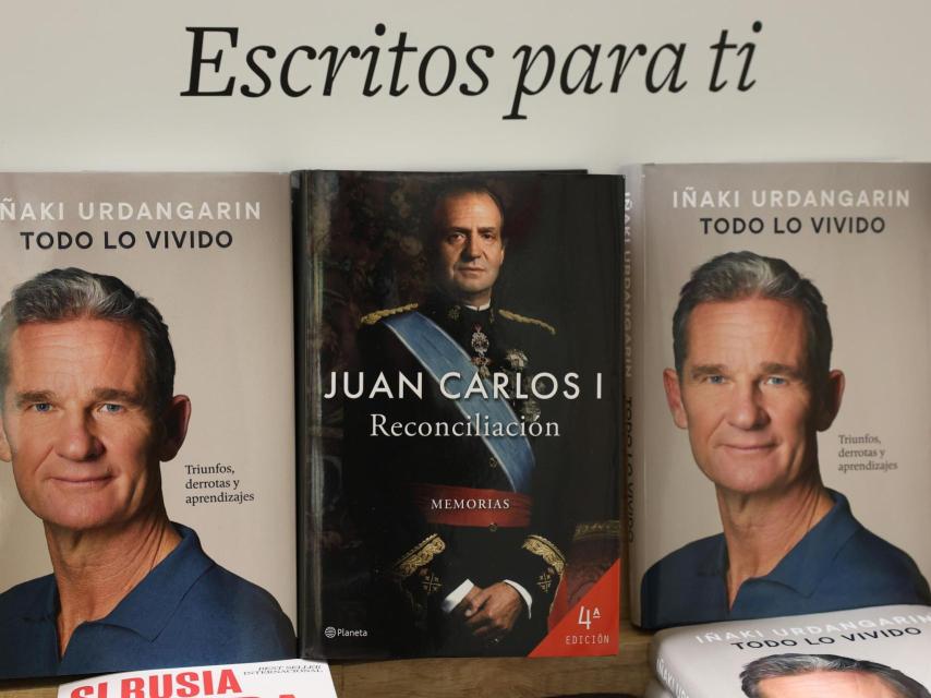 Las memorias de Juan Carlos I junto a las de su ex yerno Iñaki Urdangarin.