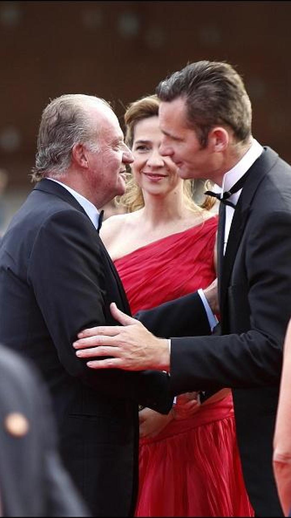 Iñaki saludando a Juan Carlos ante la atenta mirada de la infanta Cristina.