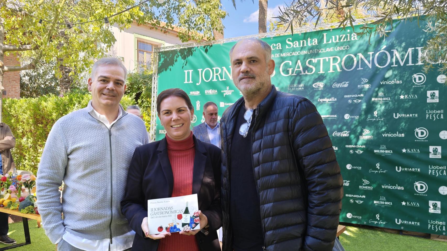 Los hermanos Javier y Lucía Ruiz con el cocinero Nacho Blázquez en la finca Santa Luzia.