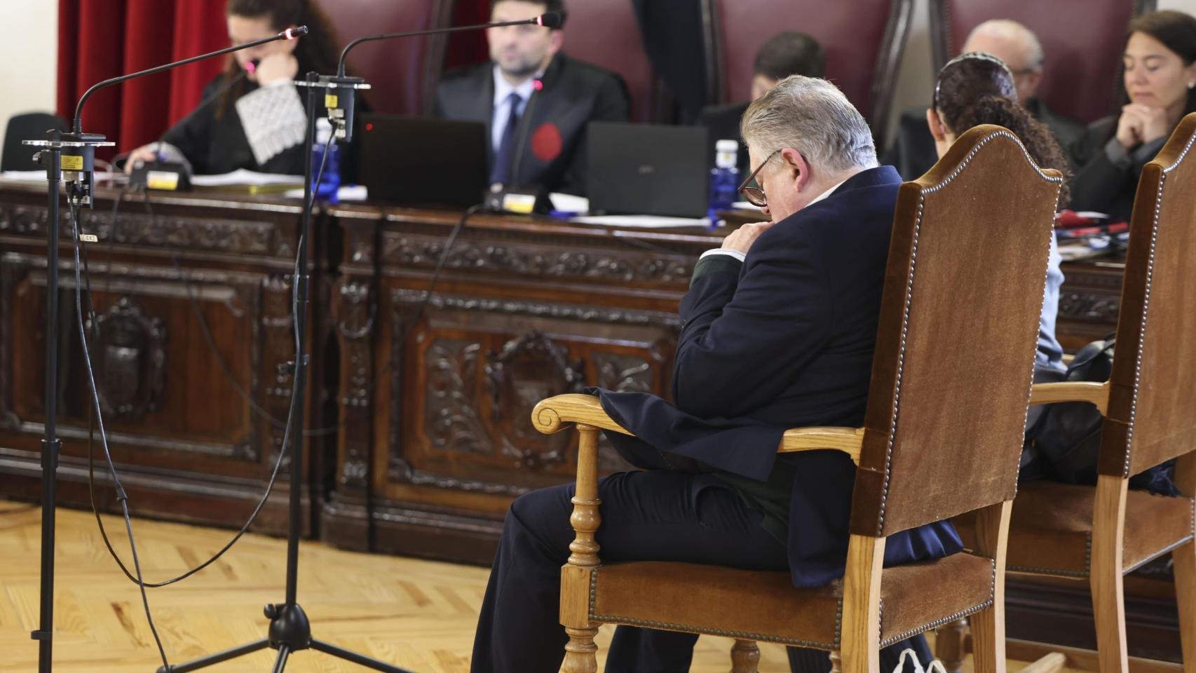 El médico y la enfermera en la primera jornada del juicio. Foto: Ismael Herrero (EFE).
