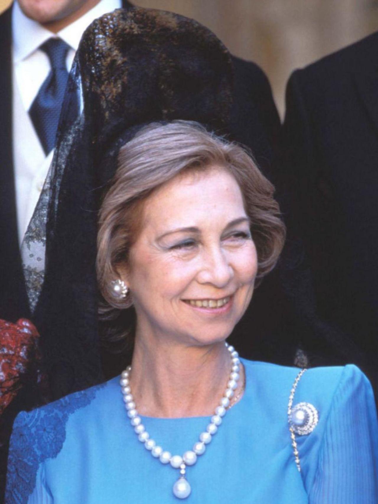 La reina Sofía con la perla perilla colgando del collar de 37 perlas de Isabel II en la boda de la infanta Elena.