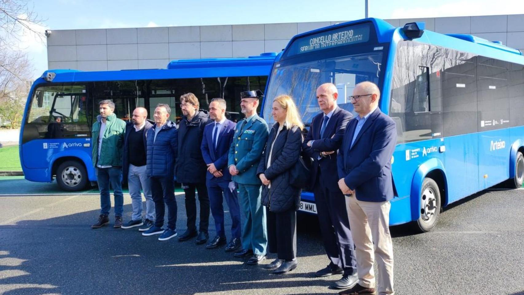 Ponentes y autoridades de la Jornada de Transición Ecológica y Movilidad Sostenible de Arteixo, delante de autobuses eléctricos de Arriva.