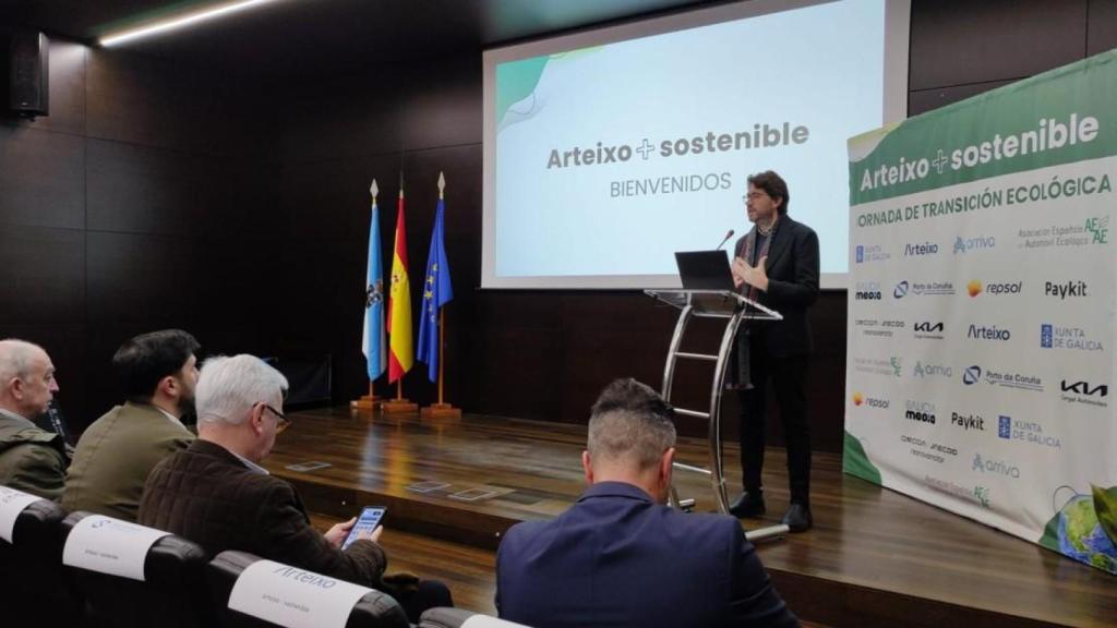 El alcalde de Arteixo, Carlos Calvelo, al comienzo de la jornada.