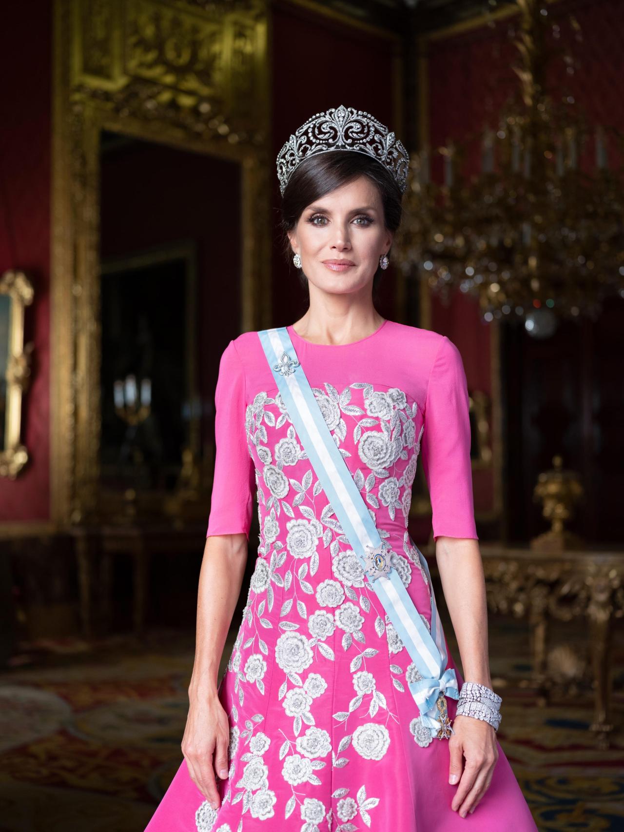 Retrato oficial de la reina Letizia con la diadema de la Flos de Lis, las pulseras gemelas y los pendientes de chatones del joyero de pasar.