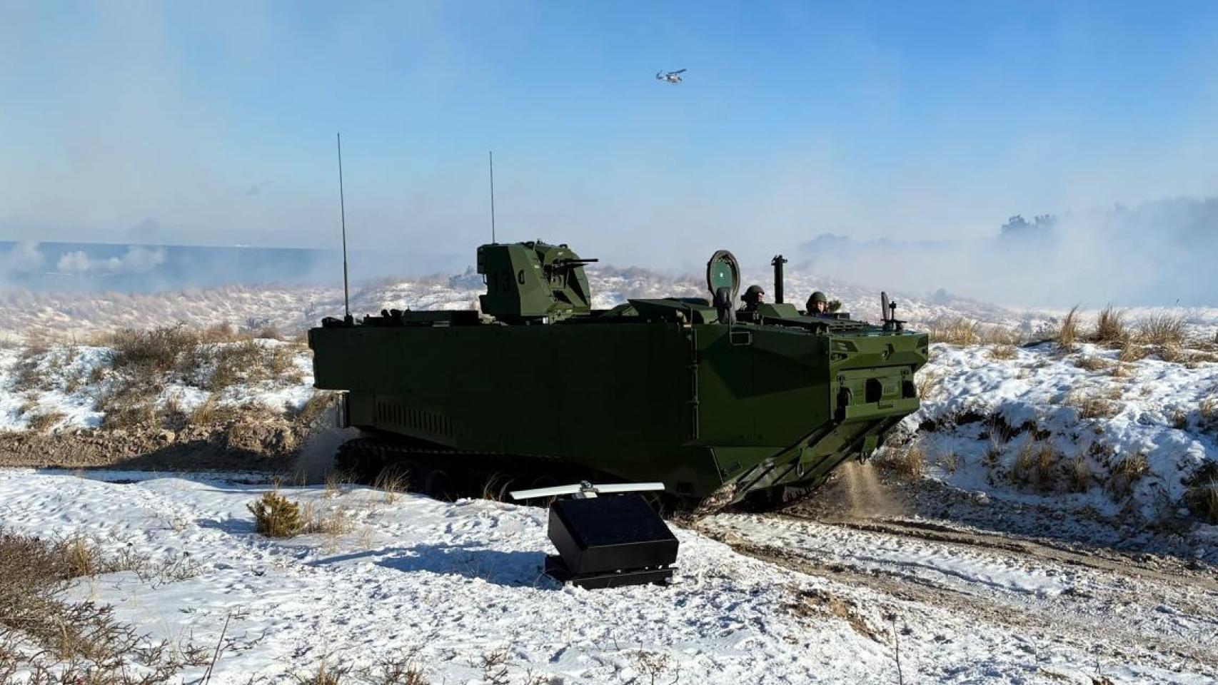 Una munición merodeadora de Arquimea junto a un blindado durante el ejercicio de la Alianza Atlántica en Alemania