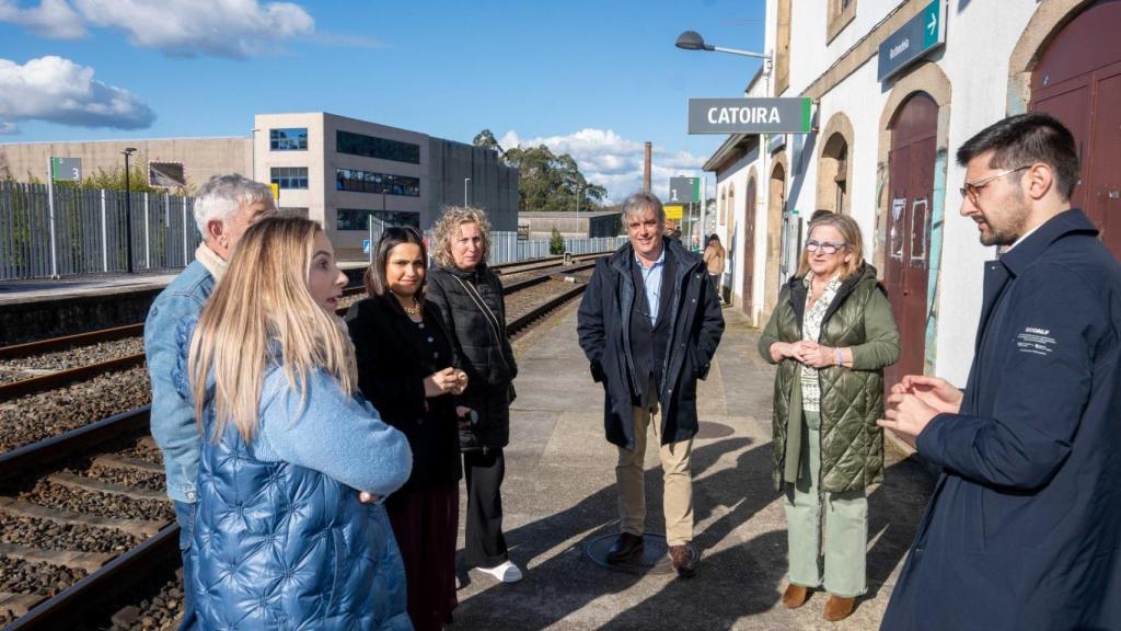 Diputados del Partido Popular en el Congreso, en la estación de tren de Catoira