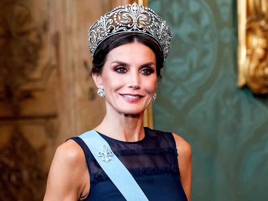 La reina Letizia luciendo la tiara de la Flor de Lis y los pendientes de chatones del joyero de pasar en un viaje de Estado a Suecia en 2022.