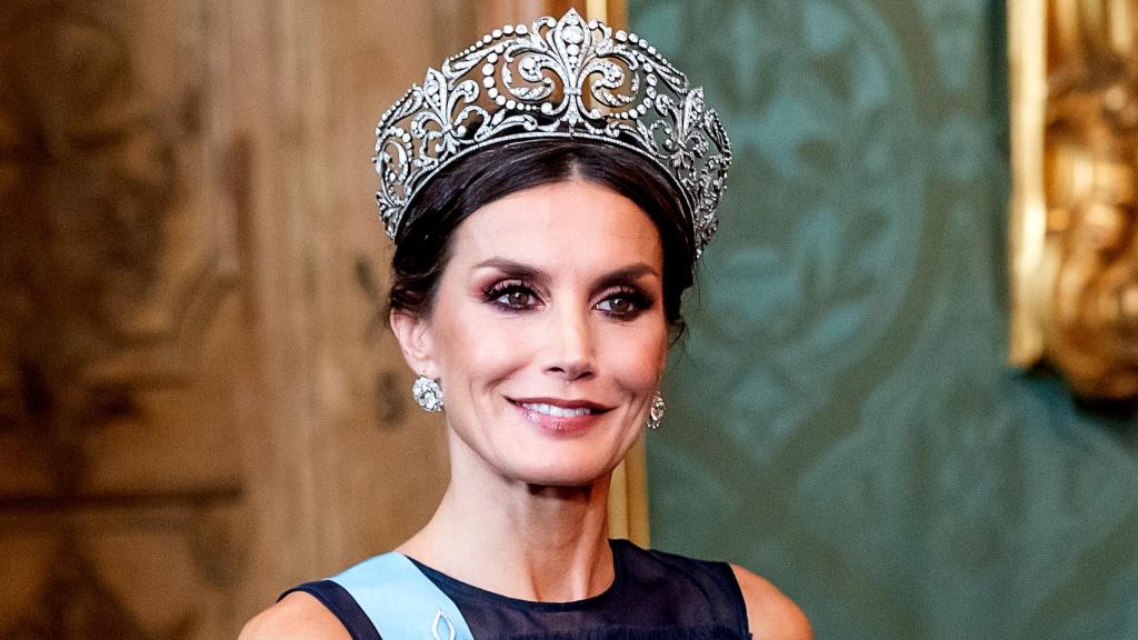 La reina Letizia luciendo la tiara de la Flor de Lis y los pendientes de chatones del joyero de pasar en un viaje de Estado a Suecia en 2022.